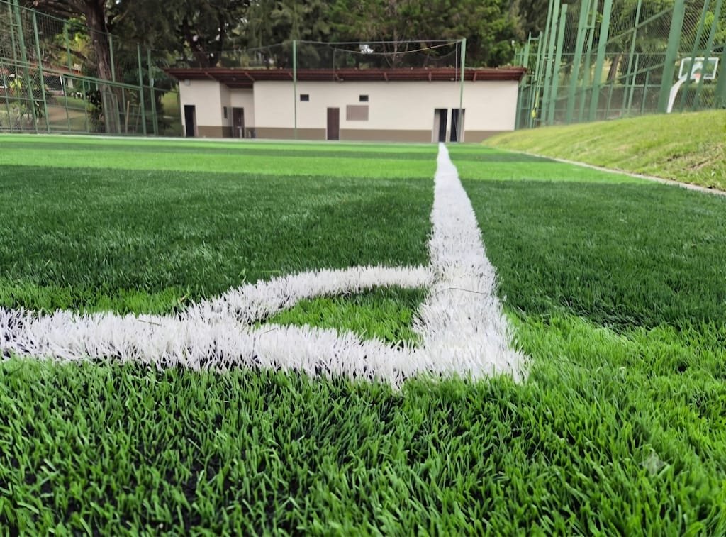 Cancha deportiva con césped sintético